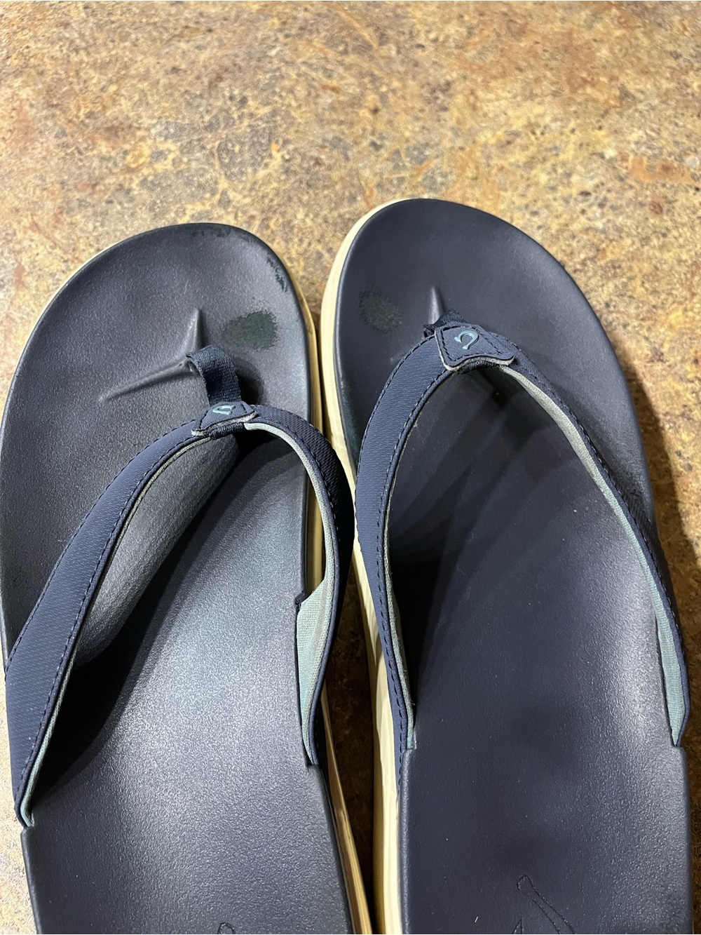 OluKai Ohana Navy Blue Flip Flop Sandals Women’s 9 Comfort Beach - Picture 11 of 12
